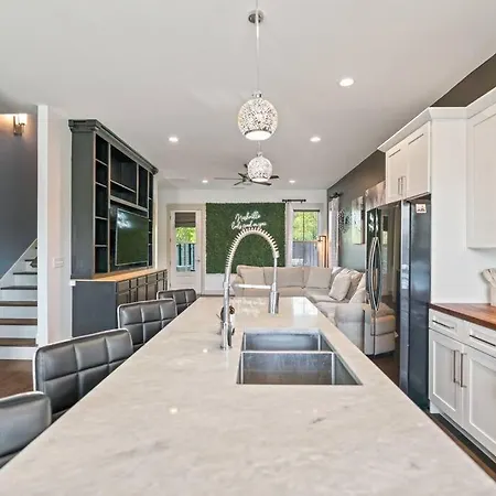 King Bed, Balcony, Covered Patio & Firepit! 8 Minutes From Broadway
